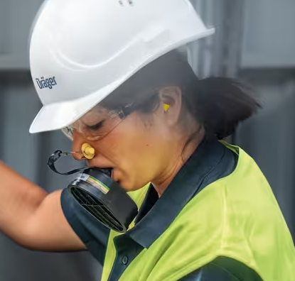 Person wearing Draeger 3702150 PARAT 1260 on gray background